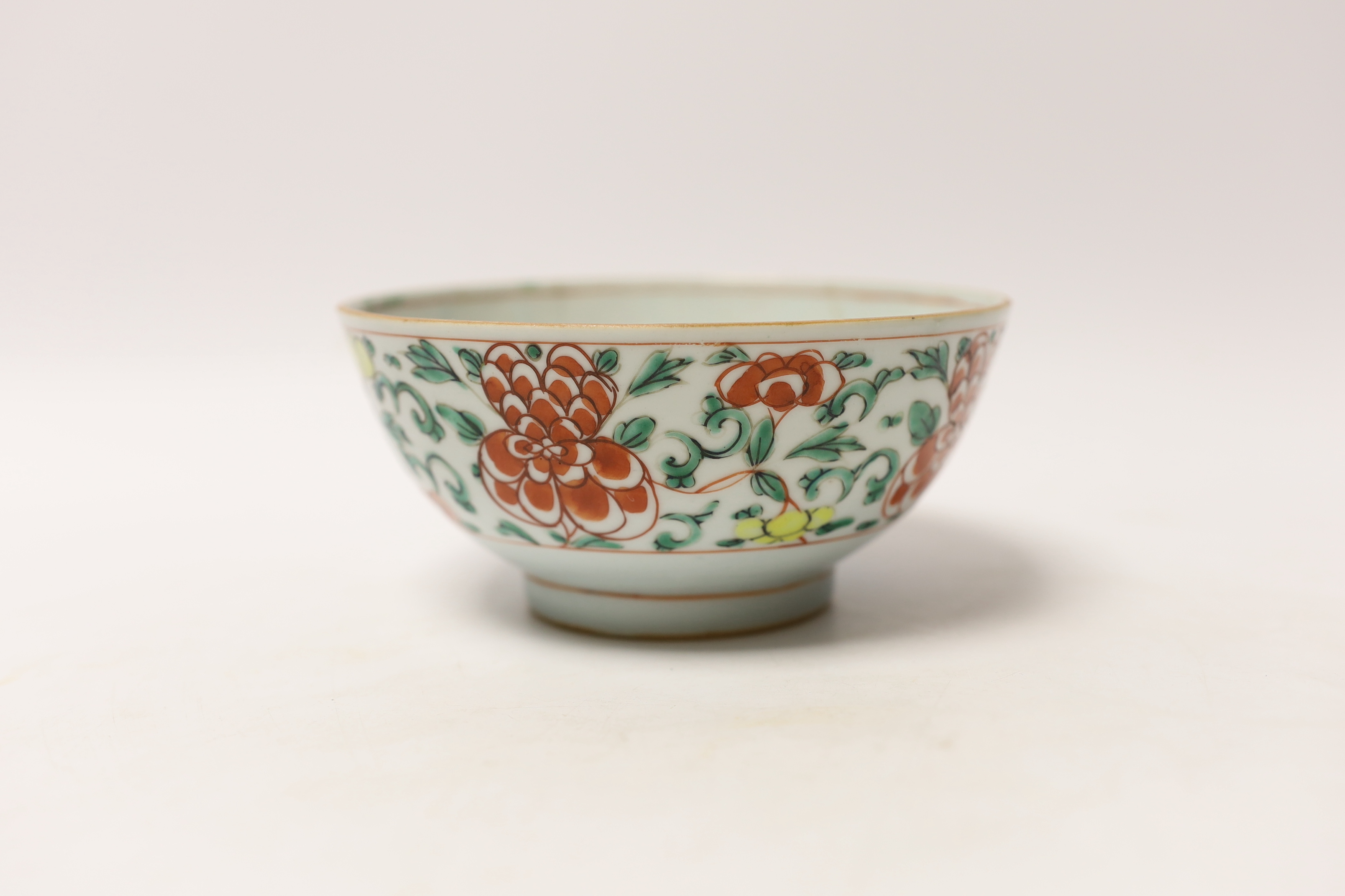 A Chinese Kangxi famille verte saucer dish and a bowl, bowl diameter 14cm